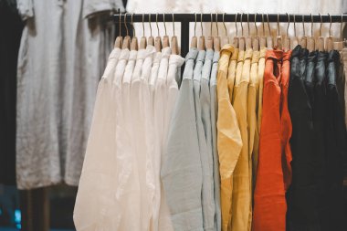 Moda, kıyafet konsepti, giysi ya da pantolon tasarımcı giyim mağazasında bir rafta asılı. Bir mağazada elbise askısında asılı.
