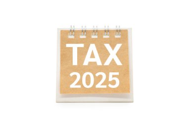 Masa takvimindeki Vergi 2025 metni beyaz arkaplanda izole edildi. Kesme yolu. 2025 Vergi kavramı.