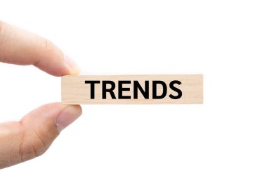 Metin TRENDS tahta bloğu hazır ve kırpma yolu beyaz arkaplanda izole. pazarlama izleme, iş planlaması.