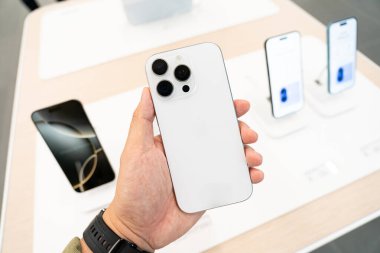Bangkok Tayland OCT 22 2024: Apple piyasaya sürülen yeni akıllı telefon iPhone 16 Pro mağazada sergileniyor.