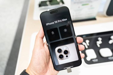 Bangkok Tayland OCT 22 2024: Apple piyasaya sürülen yeni akıllı telefon iPhone 16 Pro Max bir mağazada sergileniyor.