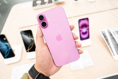 Bangkok Tayland OCT 22 2024: Apple, bir mağazada sergilenen yeni akıllı telefon iPhone 16 'yı piyasaya sürdü. iPhone 16 artı ve iPhone 'un arkasını gösteriyor