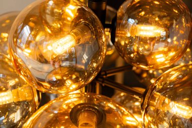 Tavan lambaları. Klasik lamba, evde ampul dekoru.