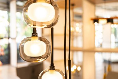 Tavan lambaları. Klasik lamba, evde ampul dekoru.