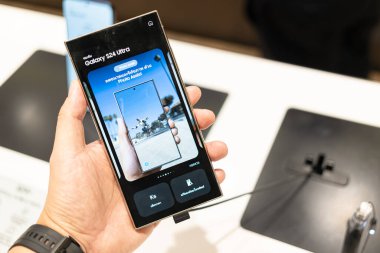 Bangkok Tayland NOV 7 2024: Samsung Galaxy S24 Ultra, tanıtım gösterisi başlatıldı. AI ile modern cep telefonu teknolojisi kavramı
