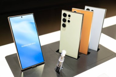 Bangkok Tayland NOV 7 2024: Samsung Galaxy S24 Ultra, tanıtım gösterisi başlatıldı. AI ile modern cep telefonu teknolojisi kavramı