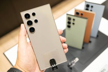 Bangkok Tayland NOV 7 2024: Samsung Galaxy S24 Ultra, tanıtım gösterisi başlatıldı. AI ile modern cep telefonu teknolojisi kavramı