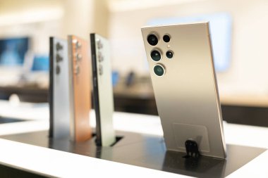 Bangkok Tayland NOV 7 2024: Samsung Galaxy S24 Ultra, tanıtım gösterisi başlatıldı. AI ile modern cep telefonu teknolojisi kavramı