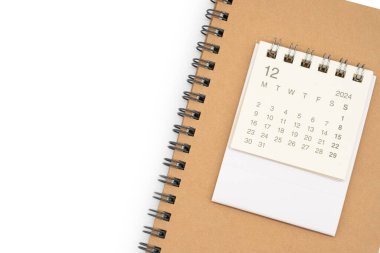 Aralık 2024 için ofis malzemeleriyle dolu basit bir masa takvimi. Takvim konsepti kopyalama alanı. 2024 Aralık takvimi.