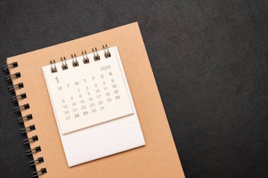 Ocak 2025 için ofis malzemeleriyle birlikte basit bir masa takvimi. Takvim konsepti kopyalama alanı. 2025 Jan takvimi.