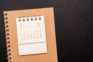 Ofis malzemeleriyle birlikte Mart 2025 için basit bir masa takvimi. Takvim konsepti kopyalama alanı. 2025 MAR takvimi.