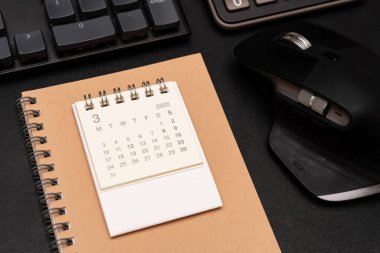 Ofis malzemeleriyle birlikte Mart 2025 için basit bir masa takvimi. Takvim konsepti kopyalama alanı. 2025 MAR takvimi.