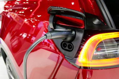 Elektrik kablosu tıkanmış bir şekilde şarj istasyonundaki EV Car veya Electric Car. Yeşil enerji ve eko enerji üretimi kavramında elektrikli araba şarj istasyonu.