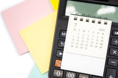 Hesap makinesinde JULY 2025 için basit masa takvimi. Takvim konsepti kopyalama alanı. 2025 JUL takvimi.