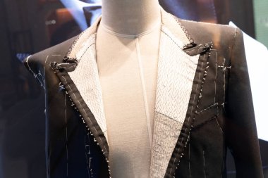 Şık lüks tasarımcı atölyesinde özel dikim gömlekli bir manken. Moda ve el işi konsepti. Mankene uygun bir terzi..