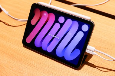 Apple Store Central World 'deki yeni iPad mini 2024. Apple iPad mini 2024 modeli. iPad mini 8.3 inç model.