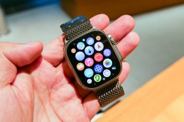 Apple Watch Ultra 2, fitness izleme, sağlık odaklı yetenekler ve kablosuz haberleşme ile yeni özellikler.