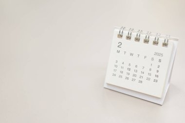 2025 Şubat geçmişi için basit bir masa takvimi. Takvim konsepti kopyalama alanı. 2025 Şubat takvimi.