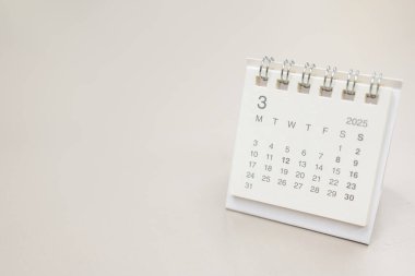 Mart 2025 arkaplanı için basit masa takvimi. Takvim konsepti kopyalama alanı. 2025 MAR takvimi.