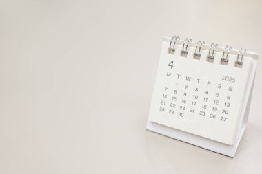 2025 Nisan arkaplanı için basit masa takvimi. Takvim konsepti kopyalama alanı. 2025 APR takvimi. Nisan..