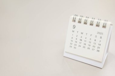 Eylül 2025 arkaplanı için basit masa takvimi. Takvim konsepti kopyalama alanı. 2025 SEP takvimi.