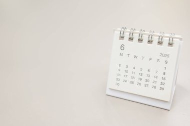 2025 Haziran arkaplanı için basit masa takvimi. Takvim konsepti kopyalama alanı. 2025 Haziran takvimi. aylık takvim.