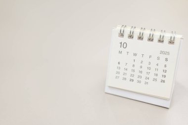 2025 Ekim geçmişi için basit bir masa takvimi. Takvim konsepti kopyalama alanı. 2025 OKT takvimi. aylık takvim.