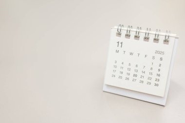 Kasım 2025 arkaplanı için basit masa takvimi. Takvim konsepti kopyalama alanı. 2025 NOV takvimi.