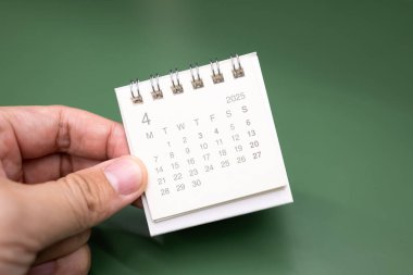 2025 Nisan tarihli mini takvim için el ele tutuşmalar. 2025 JAN takvimi ile takvim kavramı.