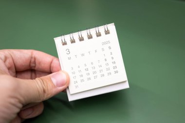 Mart 2025 arkaplanı için el ele tutuşma mini takvimi. Takvim kavramı 2025 MAR takvimi.