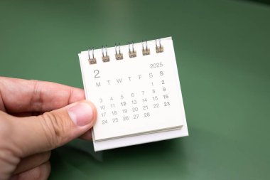 2025 Şubat tarihli mini takvim için el ele tutuşmalar. 2025 Şubat takvimi takvim kavramı.