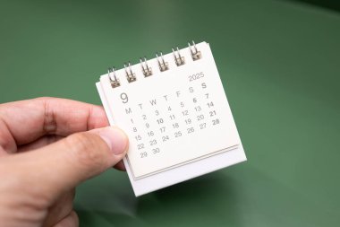 Eylül 2025 arkaplanı için el ele tutuşma mini takvimi. 2025 SEP takvimi ile takvim kavramı.