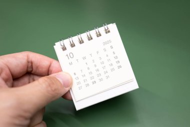 2025 Ekim takvimi için el ele tutuşmalar. 2025 OCT takvimi ile takvim kavramı.