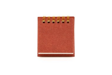 Boş kırmızı masa takvimi beyaz arkaplanda izole edildi. Boş kağıt masa spiral takvimi. Boşluğu ve kırpma yolunu kopyala.