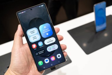 Yeni Samsung Galaksisi S25 Ultra 'nın tanıtım tanıtımı. AI ile modern cep telefonu teknolojisi kavramı