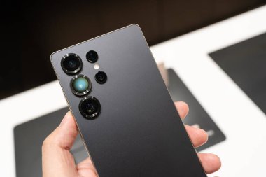 Yeni Samsung Galaksisi S25 Ultra 'nın tanıtım tanıtımı. AI ile modern cep telefonu teknolojisi kavramı
