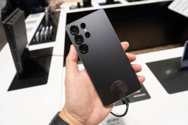 Yeni Samsung Galaksisi S25 Ultra 'nın tanıtım tanıtımı. AI ile modern cep telefonu teknolojisi kavramı