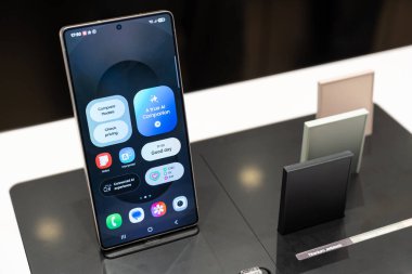 Yeni Samsung Galaksisi S25 Ultra, tanıtım sergisi açılışı. AI ile modern cep telefonu teknolojisi kavramı