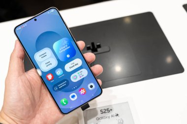 Yeni Samsung Galaksi S25 + tanıtım tanıtımını el ele tutuştur. AI ile modern cep telefonu teknolojisi kavramı