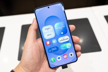 Yeni Samsung Galaksi S25 tanıtım tanıtımı için el ele tutuşuyoruz. AI ile modern cep telefonu teknolojisi kavramı