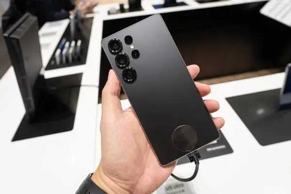 Yeni Samsung Galaksisi S25 Ultra 'nın tanıtım tanıtımı. AI ile modern cep telefonu teknolojisi kavramı