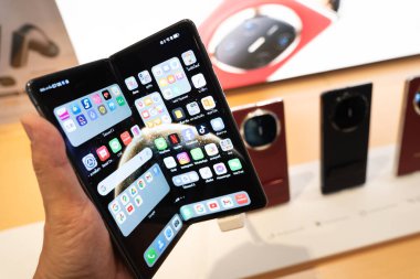 HUAWEI Mate X6, Huawei Mağazasında müşteri deneyimi için demo..