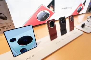 HUAWEI Mate X6, Huawei Mağazasında müşteri deneyimi için demo..