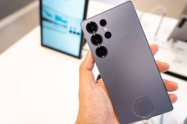 Bangkok Tayland JAN 23 2025: Yeni Samsung Galaksisi S25 Ultra, tanıtım tanıtımı mağazada yapılıyor. AI ile modern cep telefonu teknolojisi kavramı