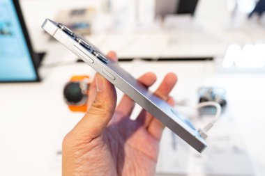 Bangkok Tayland JAN 23 2025: Yeni Samsung Galaksisi S25 Ultra, tanıtım tanıtımı mağazada yapılıyor. AI ile modern cep telefonu teknolojisi kavramı