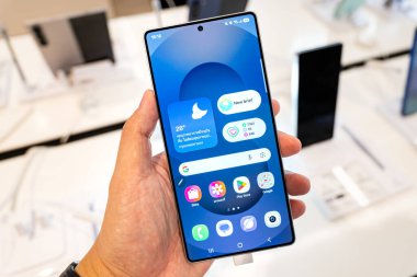 Bangkok Tayland JAN 23 2025: Yeni Samsung Galaksisi S25 Ultra, tanıtım tanıtımı mağazada yapılıyor. AI ile modern cep telefonu teknolojisi kavramı