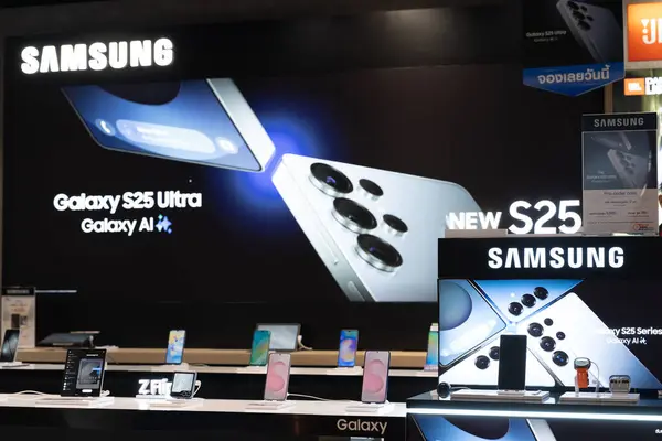 Yeni Samsung Galaksi S25, mağazada demo görüntüsü. AI ile modern cep telefonu teknolojisi kavramı