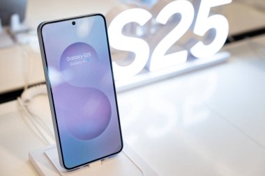 Samsung Galaksi S25 Perakende Mağazasında Gösterildi. AI ile 2025 Modern cep telefonu teknolojisi kavramı.