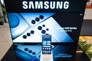 Samsung Galaksisi S25 Ultra Perakende Mağazasında Gösterildi. AI ile 2025 Modern cep telefonu teknolojisi kavramı.