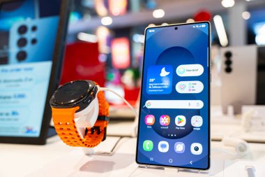 Samsung Galaksisi S25 Ultra Perakende Mağazasında Gösterildi. AI ile 2025 Modern cep telefonu teknolojisi kavramı.